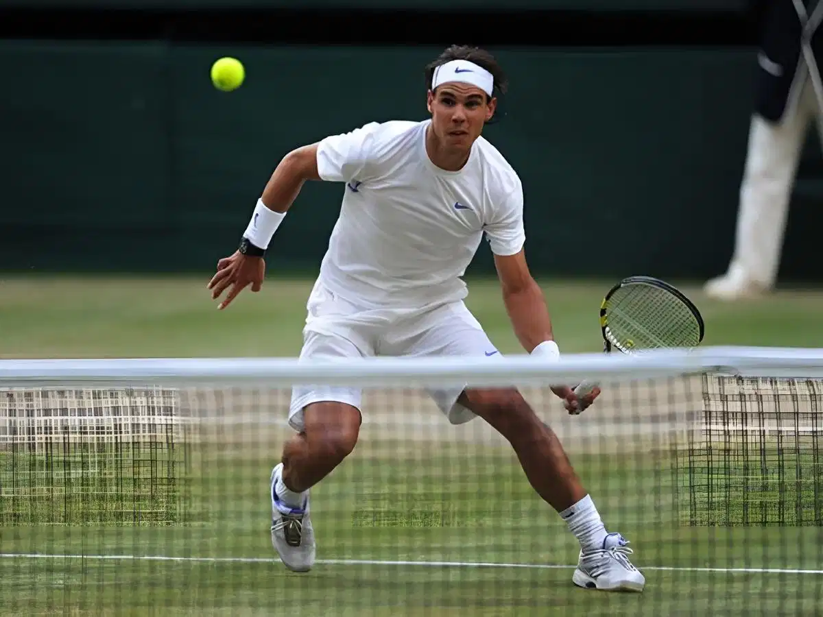 Phong cách tennis nam cổ điển với áo polo và quần short