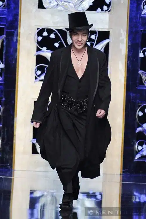 John Galliano mang chất kịch nghệ Gothic vào các bộ sưu tập Haute Couture
