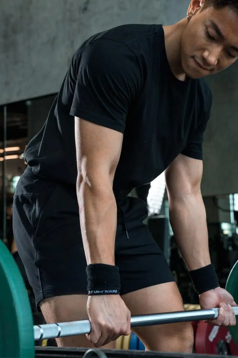 Sắp xếp phụ kiện tập gym ngăn nắp trước khi đến phòng tập