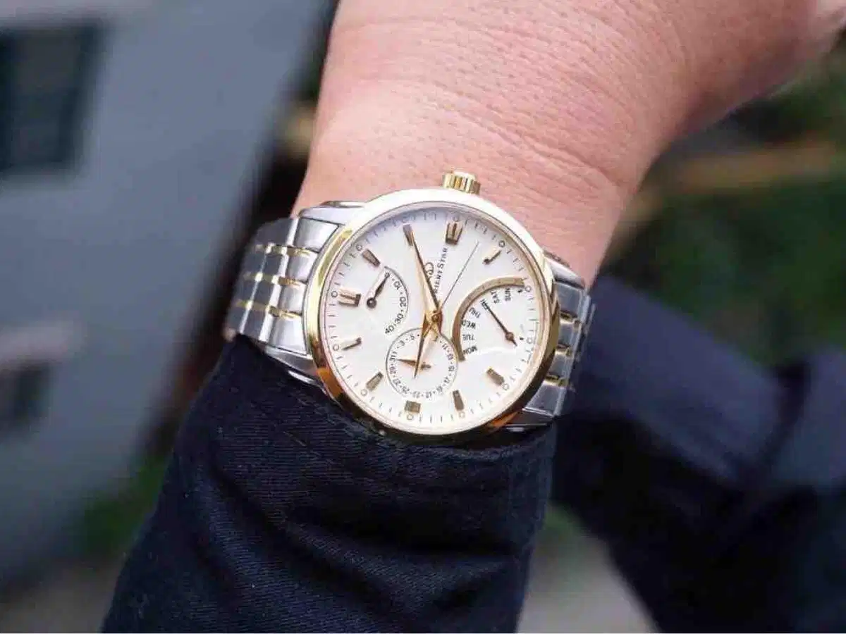 Đồng hồ đeo vừa vặn trên cổ tay