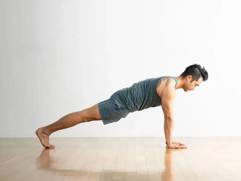 Tư thế tấm ván Plank siết chặt cơ trung tâm và cân bằng toàn thân Tư thế tấm ván Plank siết chặt cơ trung tâm và cân bằng toàn thân