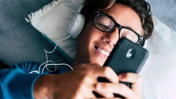 Podcast có thể được nghe mọi lúc Người dùng có thể nghe podcast linh hoạt ở nhiều thời điểm khác nhau