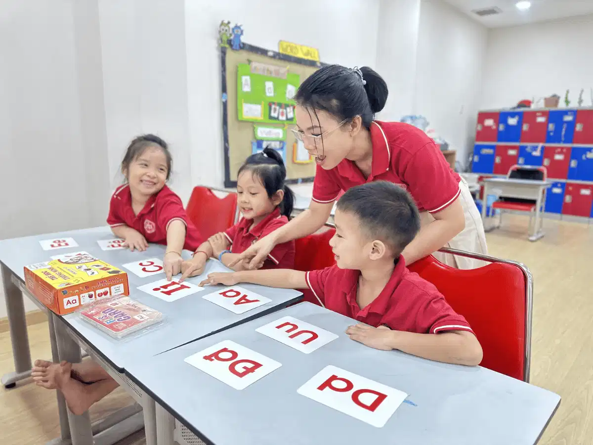 Áo polo đồng phục giáo viên mầm non thanh lịch và tiện dụng Áo polo đồng phục giáo viên mầm non thanh lịch và tiện dụng