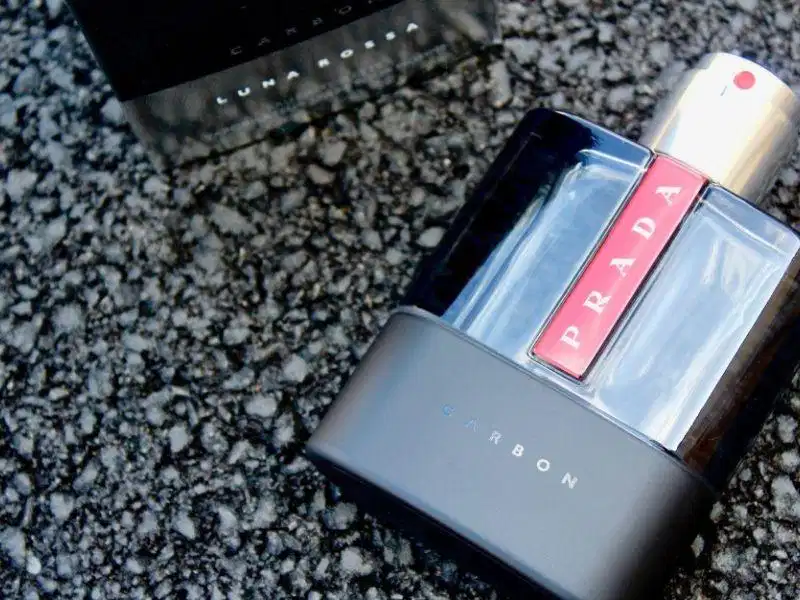 Prada Luna Rossa Carbon - nước hoa thể hiện cá tính Chai nước hoa Prada Luna Rossa Carbon phối màu xám carbon và đen nhám hiện đại