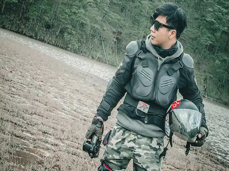Phối đồ phượt phong cách quân đội Set đồ phượt nam với quần lính và giáp bảo hộ mô tô
