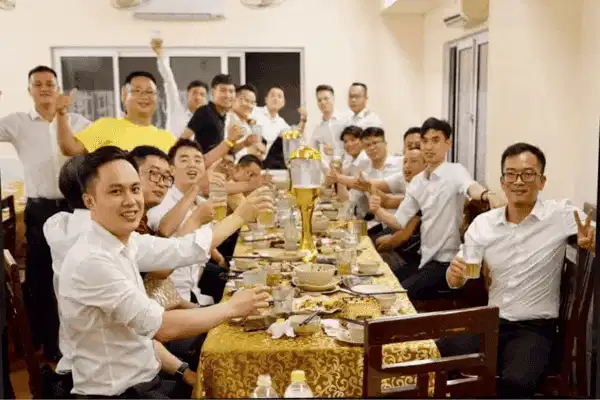 Bia hơi Hải Xồm Quán bia hơi Hải Xồm đông đúc giờ bóng lăn