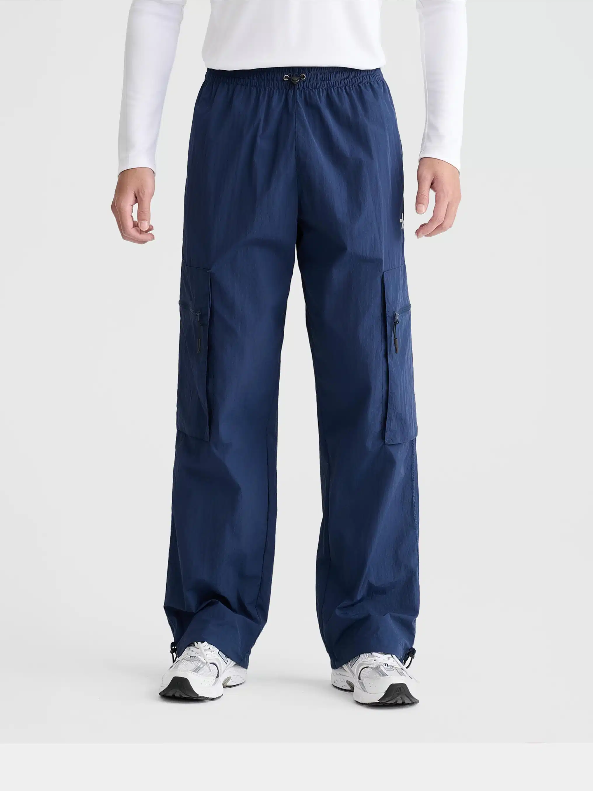 Quần track pants cargo phối với áo khoác gió Quần track pants cargo phối với áo khoác gió