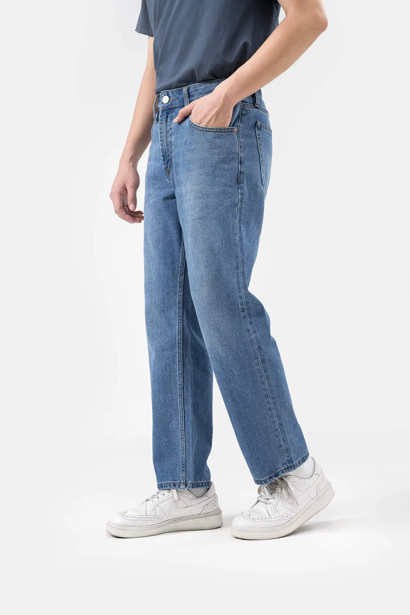 Quần jeans dáng straight kết hợp cùng Air Jordan Quần jeans nam phom straight ống đứng chất liệu denim xanh cổ điển