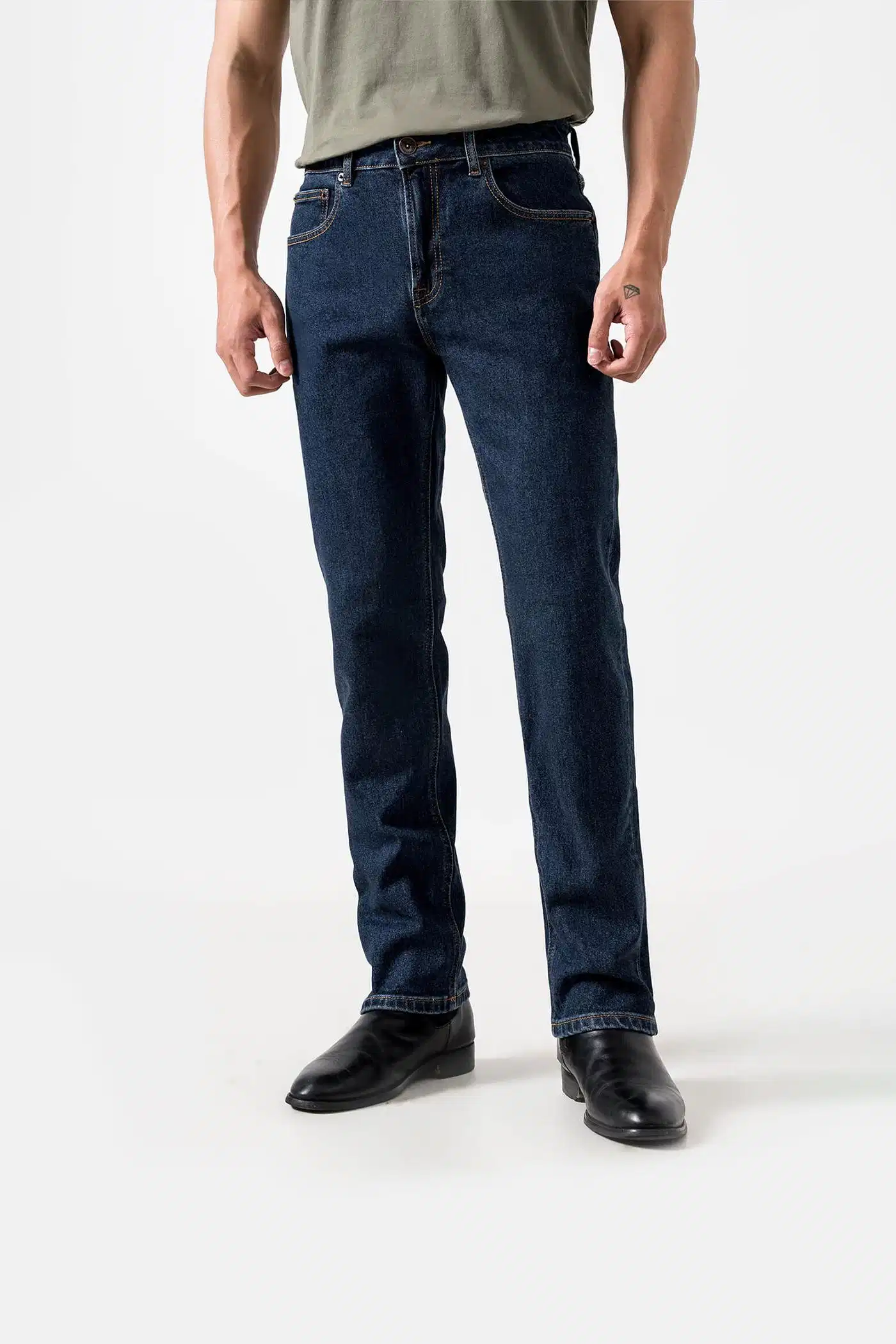 Chất lượng vải denim may quần ống loe Độ dày và màu wash của vải denim ảnh hưởng trực tiếp đến độ đứng phom của ống loe