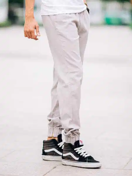 Quần jogger kaki Quần jogger kaki mang cấu trúc đứng dáng thanh lịch
