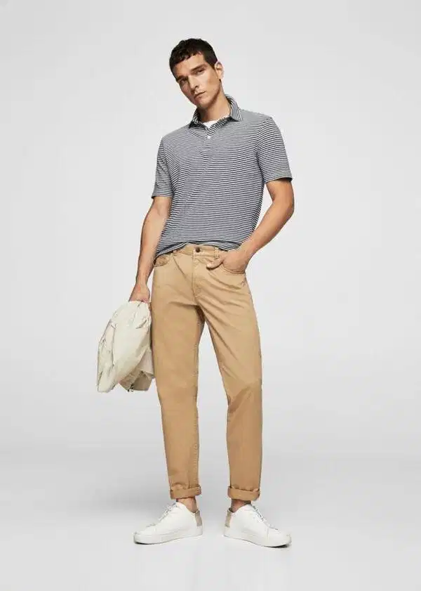 Quần kaki + áo polo: outfit hoàn hảo để đi làm chốn công sở ( Ảnh: Pinterest ) Phối áo polo classic fit cùng quần kaki ống đứng màu be