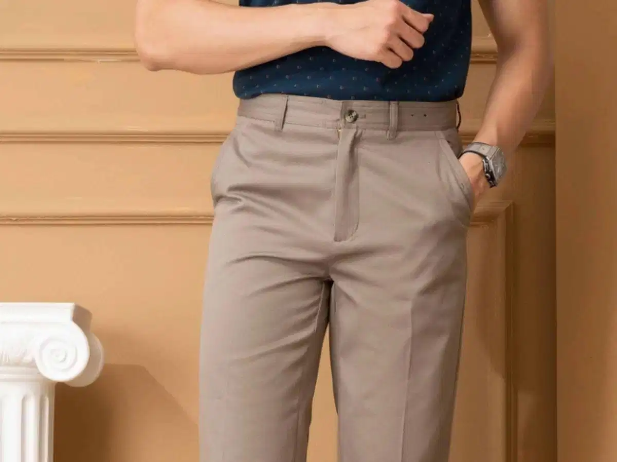 Quần kaki nam dáng slim fit hoặc baggy nhẹ Quần kaki nam dáng slim fit hoặc baggy nhẹ
