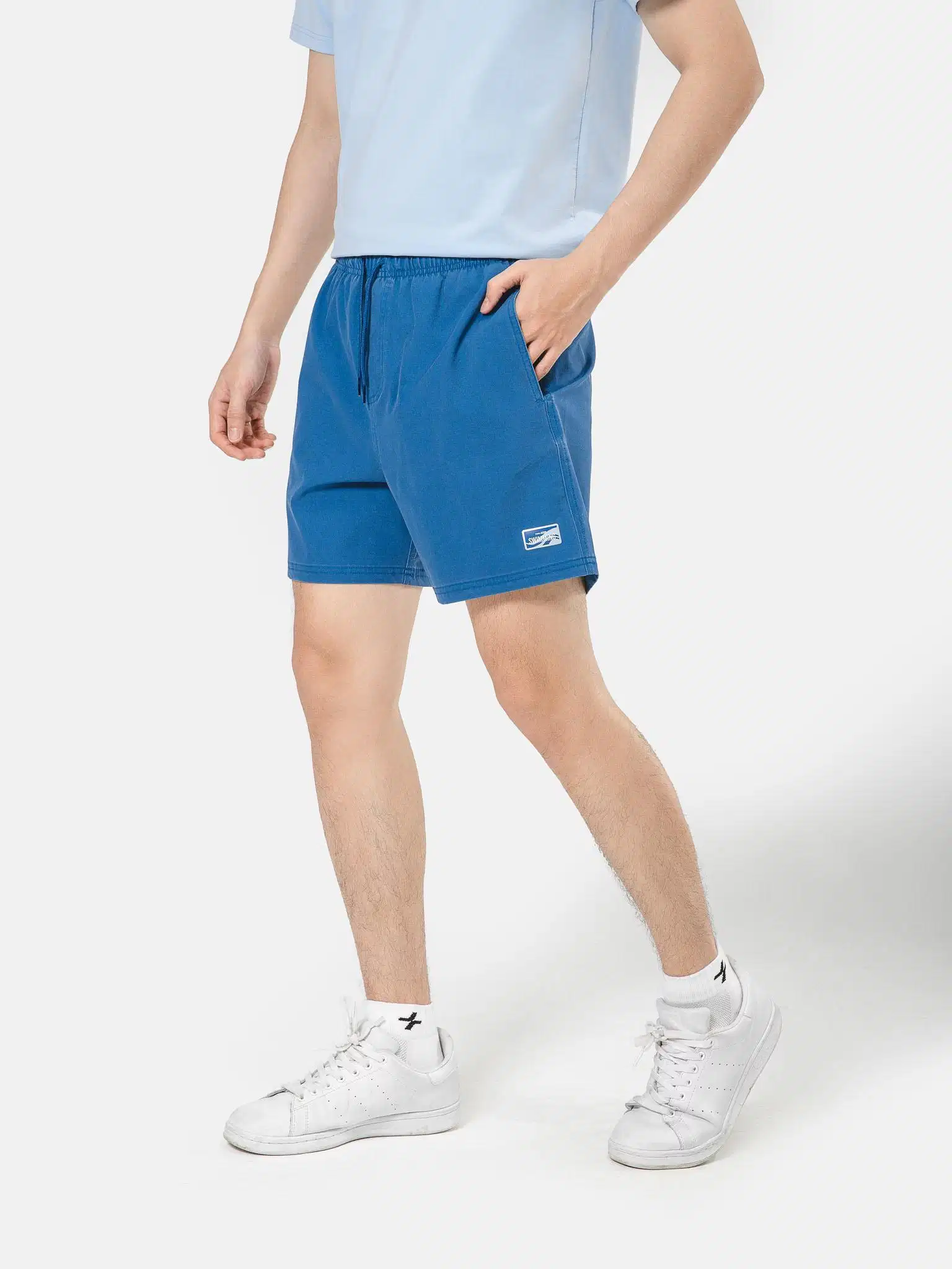 Quần short nam mặc cùng áo polo thun