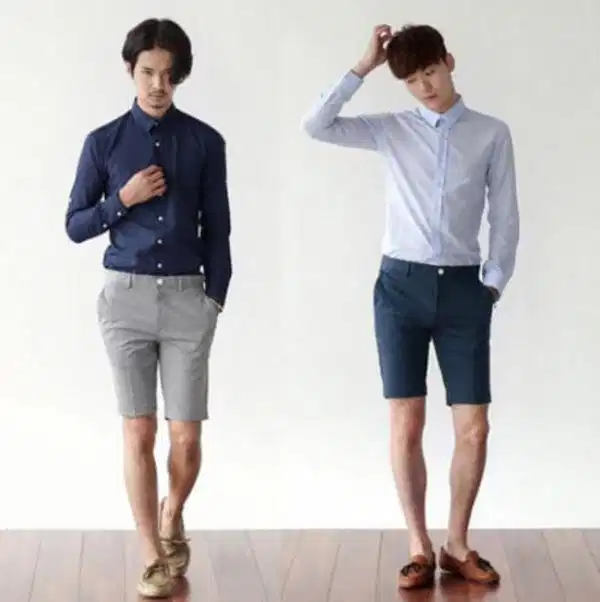 Phối áo sơ mi trơn và quần short chinos đứng dáng