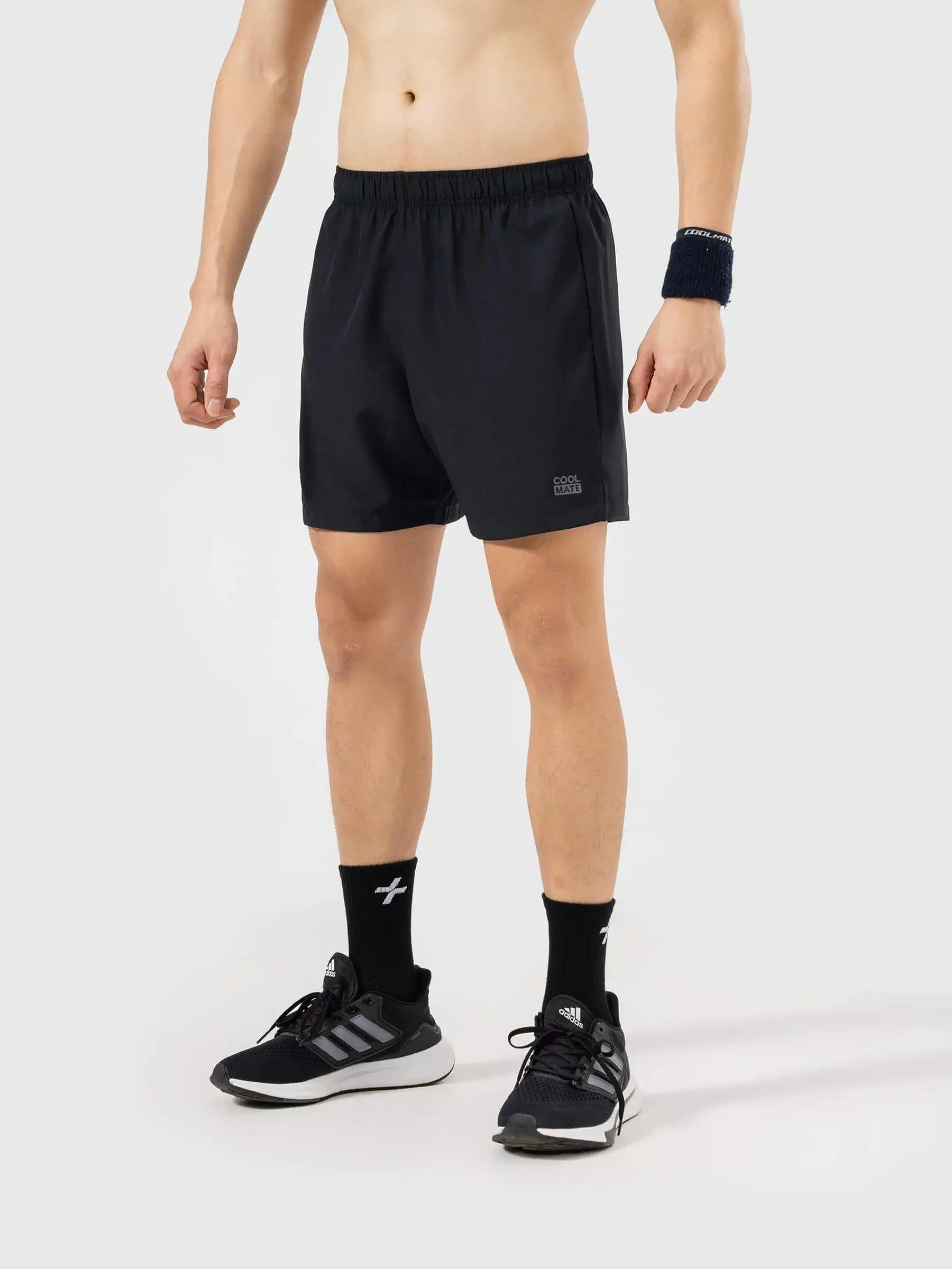 Quần shorts thể thao kết hợp giày chạy bộ Trang phục thể thao nam phối hợp cùng giày tập luyện