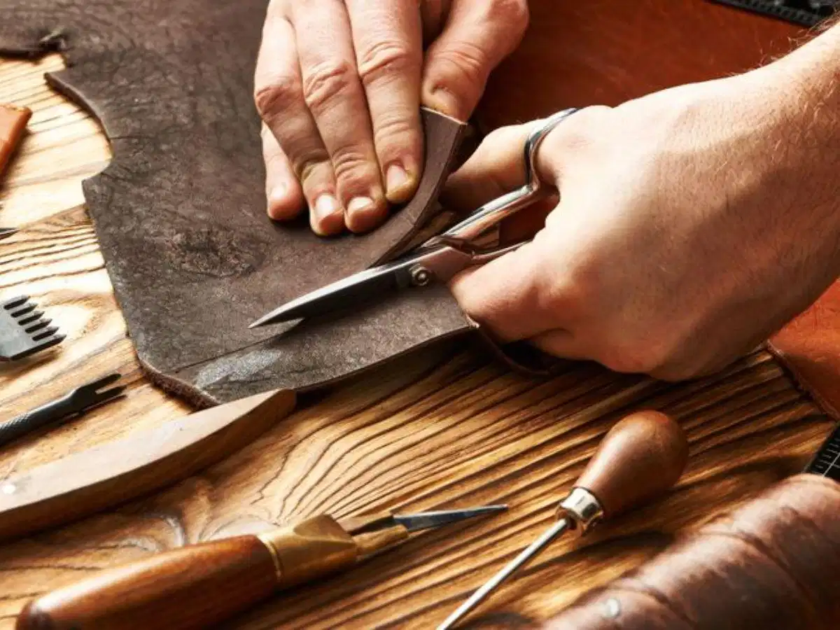 Quy trình chế tác da thủ công Quy trình làm đồ da handmade tỉ mỉ qua từng công đoạn