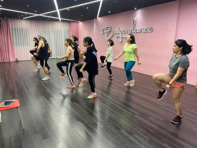 Lớp học nhảy sôi động tại SaigonDance với hệ thống phòng tập tiêu chuẩn