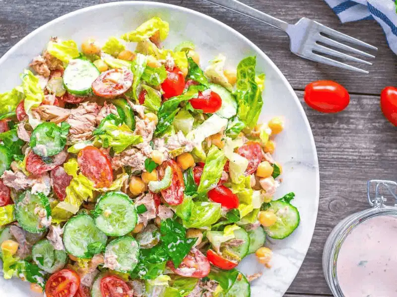 Đĩa salad thanh đạm kết hợp cá ngừ ngâm dầu ô liu và rau củ giòn
