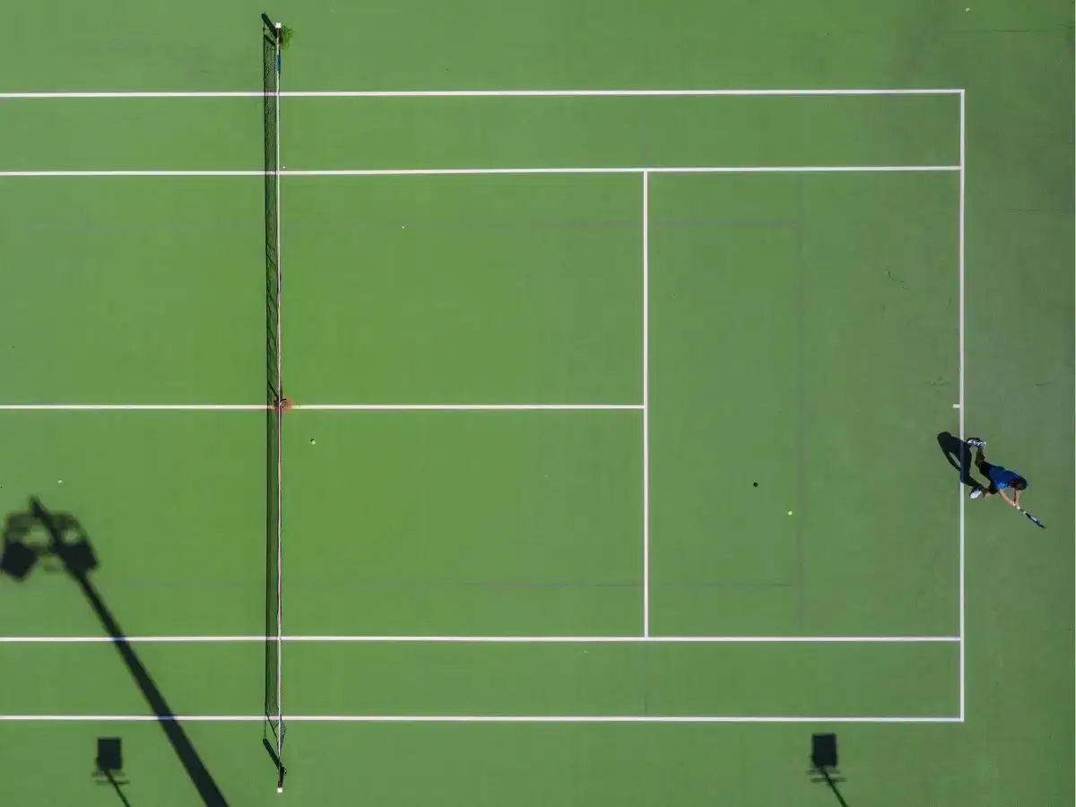Sân tennis tiêu chuẩn với các đường kẻ ranh giới Mặt sân tennis tiêu chuẩn với các vạch kẻ giới hạn