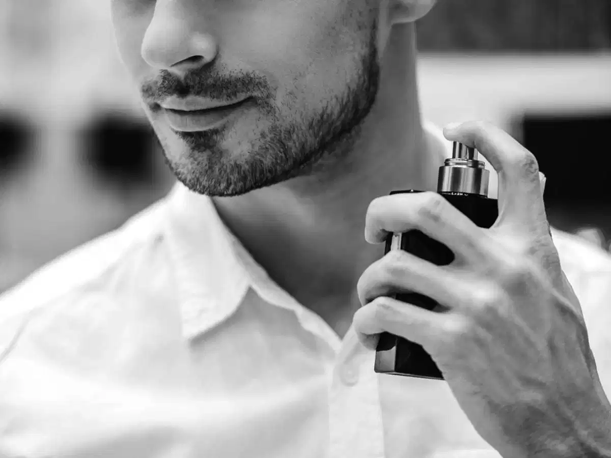 Xịt nước hoa tại các điểm mạch trên cơ thể Vị trí xịt nước hoa nam sau gáy giúp lưu hương bền lâu