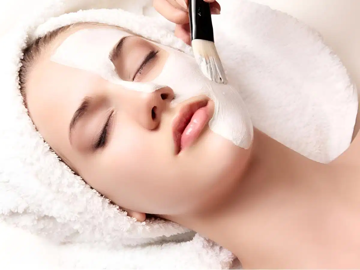 Dàn mặt nạ dẻo thành lớp đều trên da Dàn mặt nạ dẻo thành lớp đều trên da