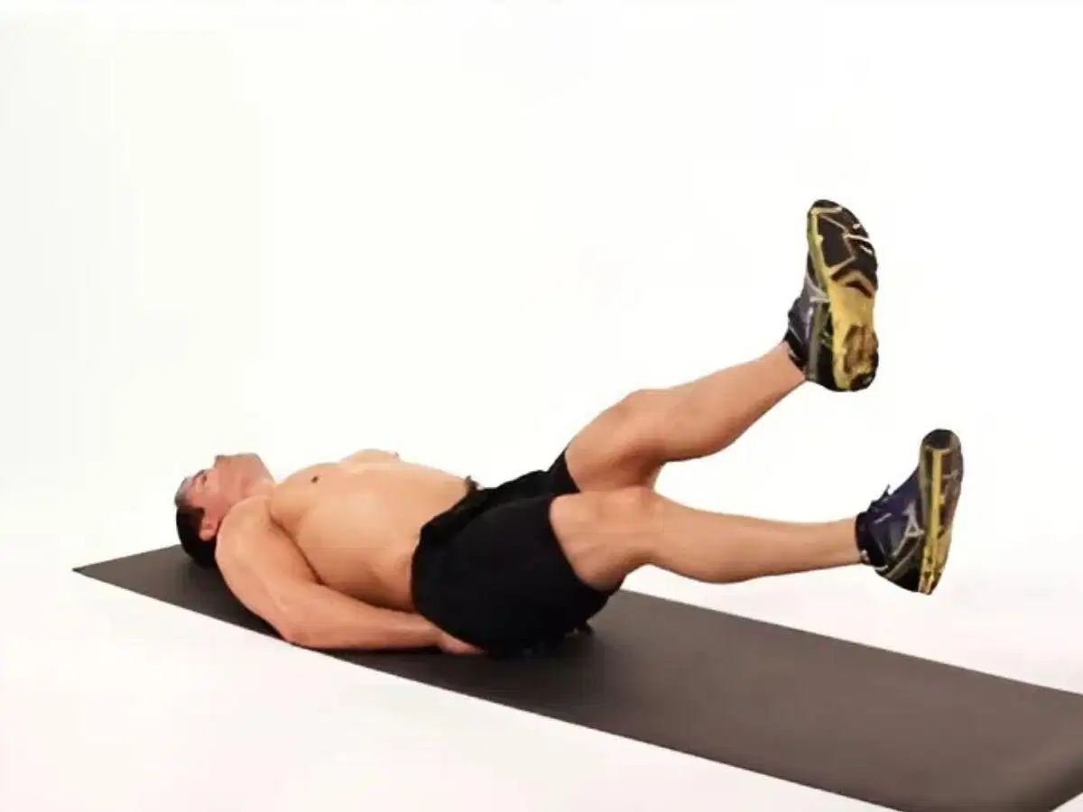 Scissor Kicks tác động vào cơ bụng dưới và cơ liên sườn giúp eo thon gọn rõ nét Scissor Kicks tác động vào cơ bụng dưới và cơ liên sườn giúp eo thon gọn rõ nét