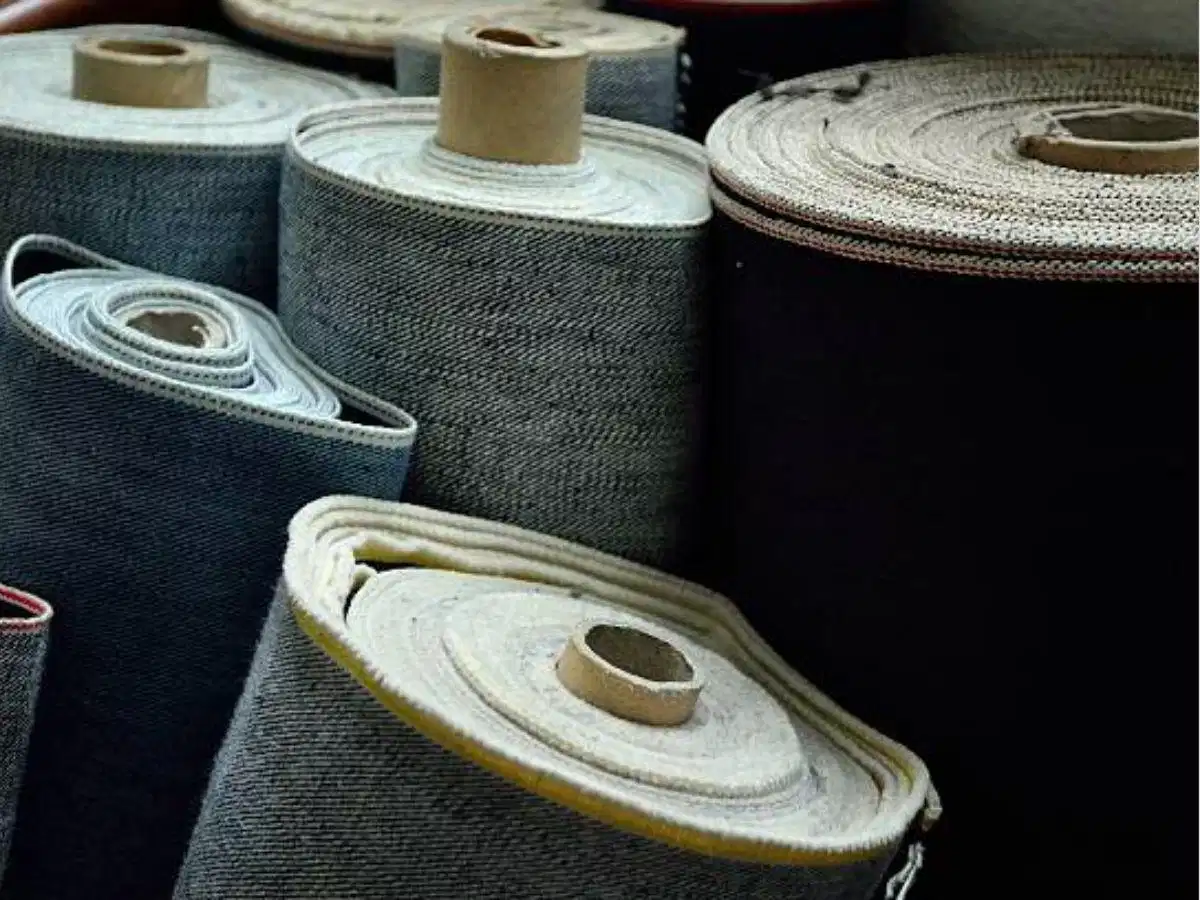 Biên dệt Selvedge Denim Chi tiết mép biên dệt kín khít của Selvedge Denim khi lật gấu quần