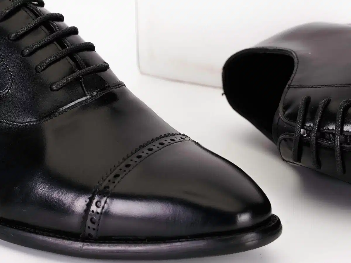 Giày Semi-Brogue màu đen Mẫu giày Semi-Brogue màu đen với chi tiết cap toe và đục lỗ tinh tế