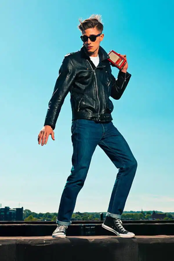 Phối áo khoác cùng thun trắng và quần jeans xắn gấu phong cách cổ điển