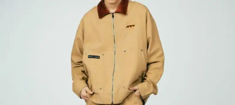 Boo mang phong cách đường phố đặc trưng với áo khoác kaki cá tính Boo mang phong cách đường phố đặc trưng với áo khoác kaki cá tính