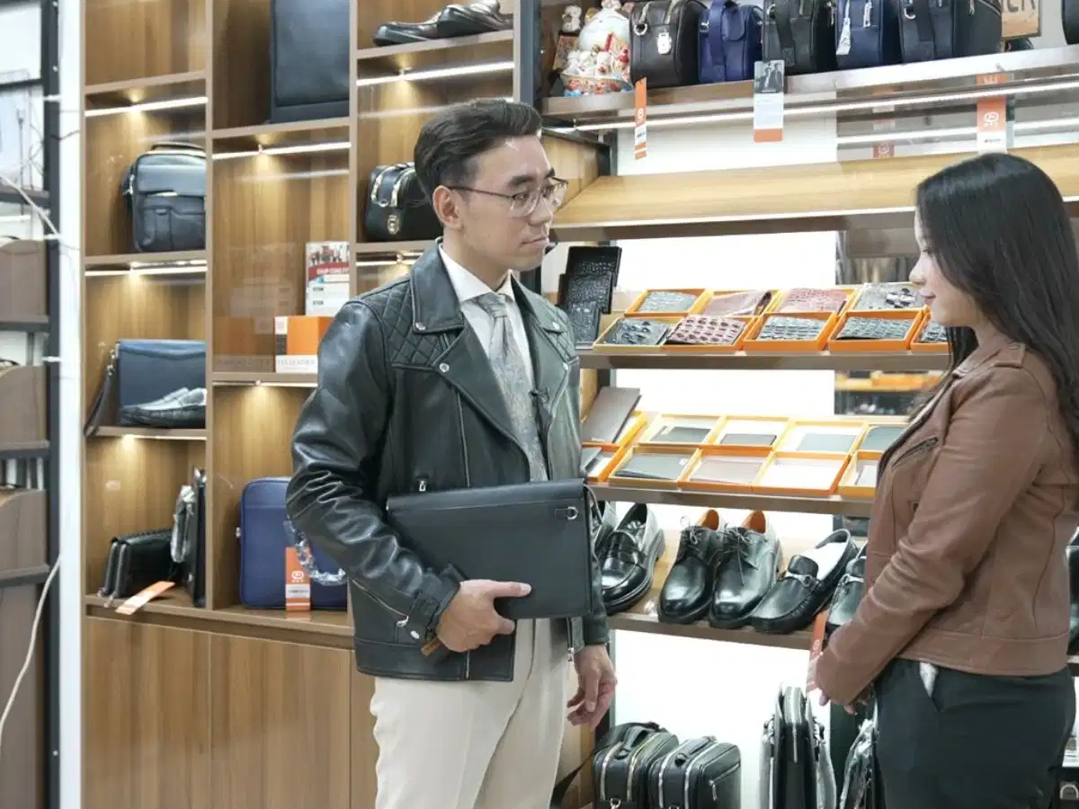 Không gian trưng bày đồ da tại FTT Leather Hà Nội