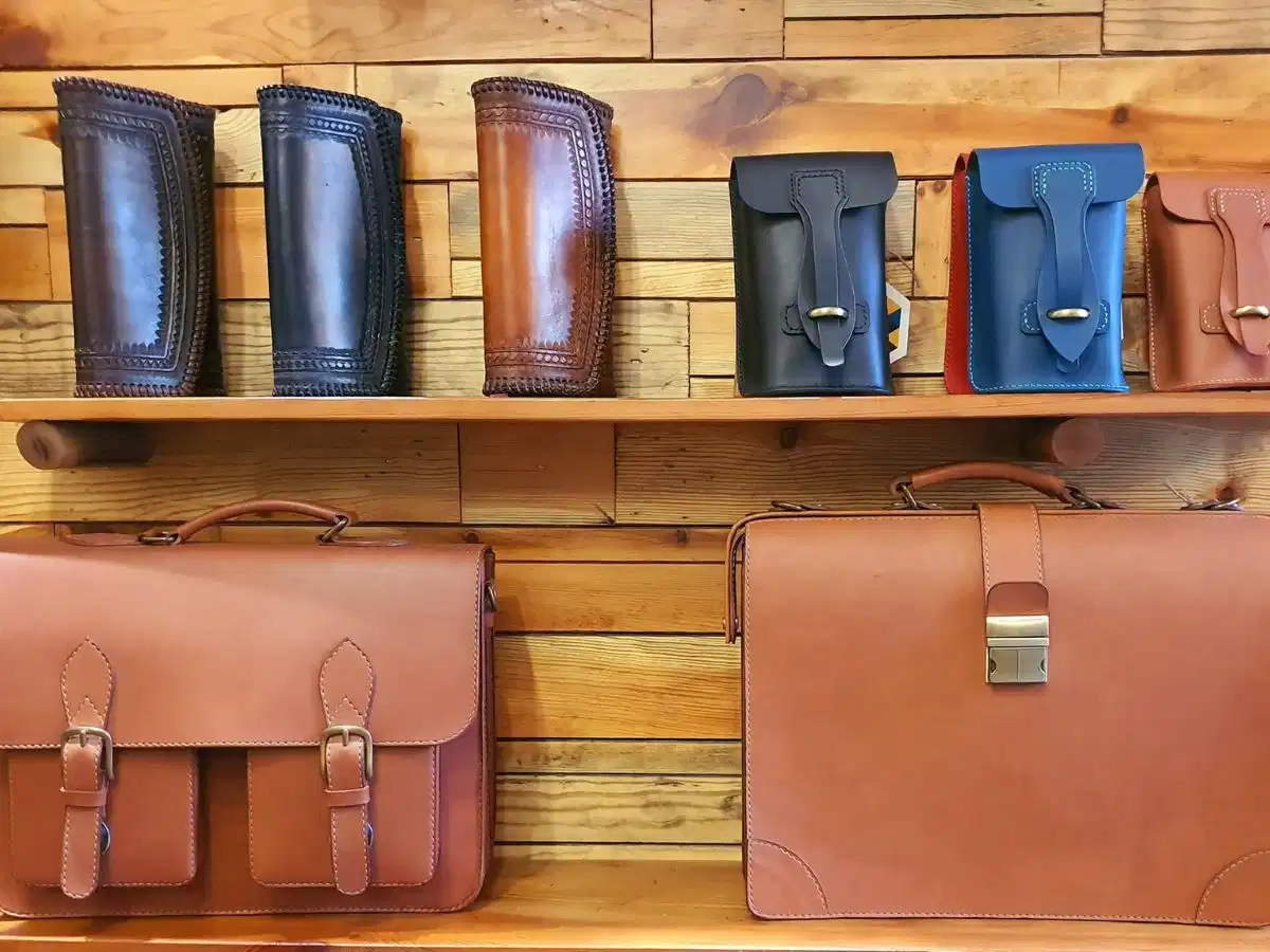 Sản phẩm đồ da may tay tinh xảo tại HC Leather Hoàn Kiếm