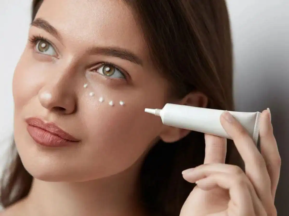 Chăm sóc vùng da quanh mắt trước khi trang điểm cô dâu Chăm sóc vùng da quanh mắt trước khi trang điểm cô dâu