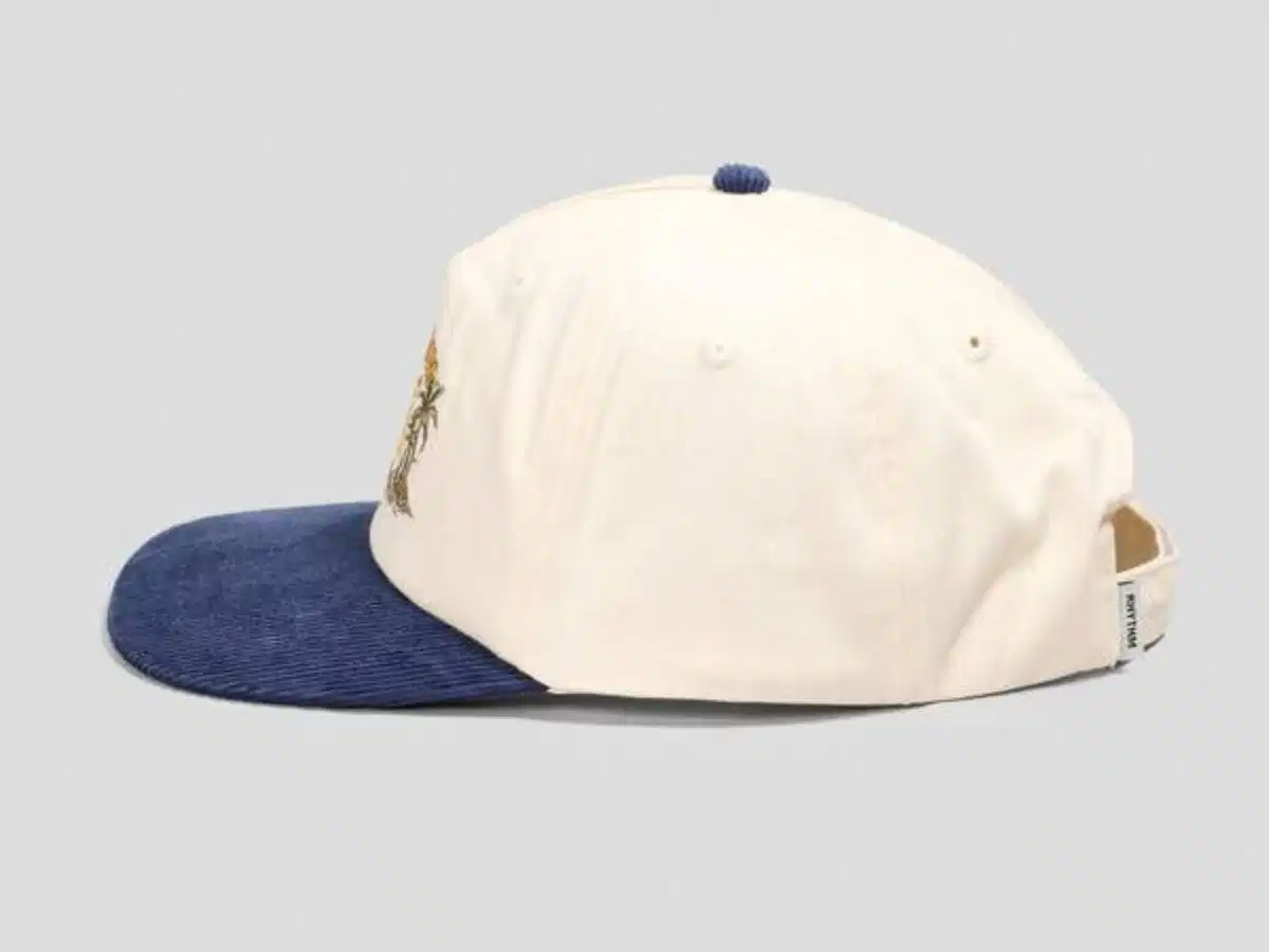Cơ chế khóa gài nhựa điều chỉnh kích thước của nón Snapback Chi tiết khóa gài nhựa phía sau đặc trưng của mũ Snapback