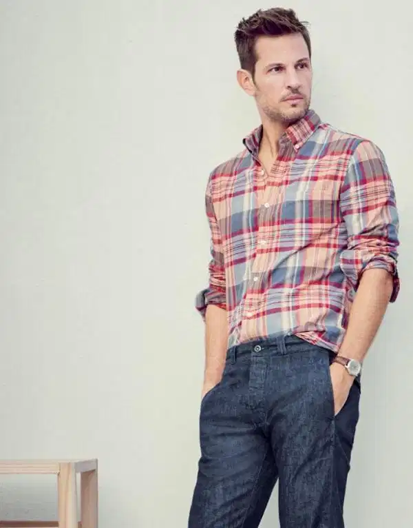 Phối áo sơ mi kẻ Madras cùng quần jeans xanh cổ điển