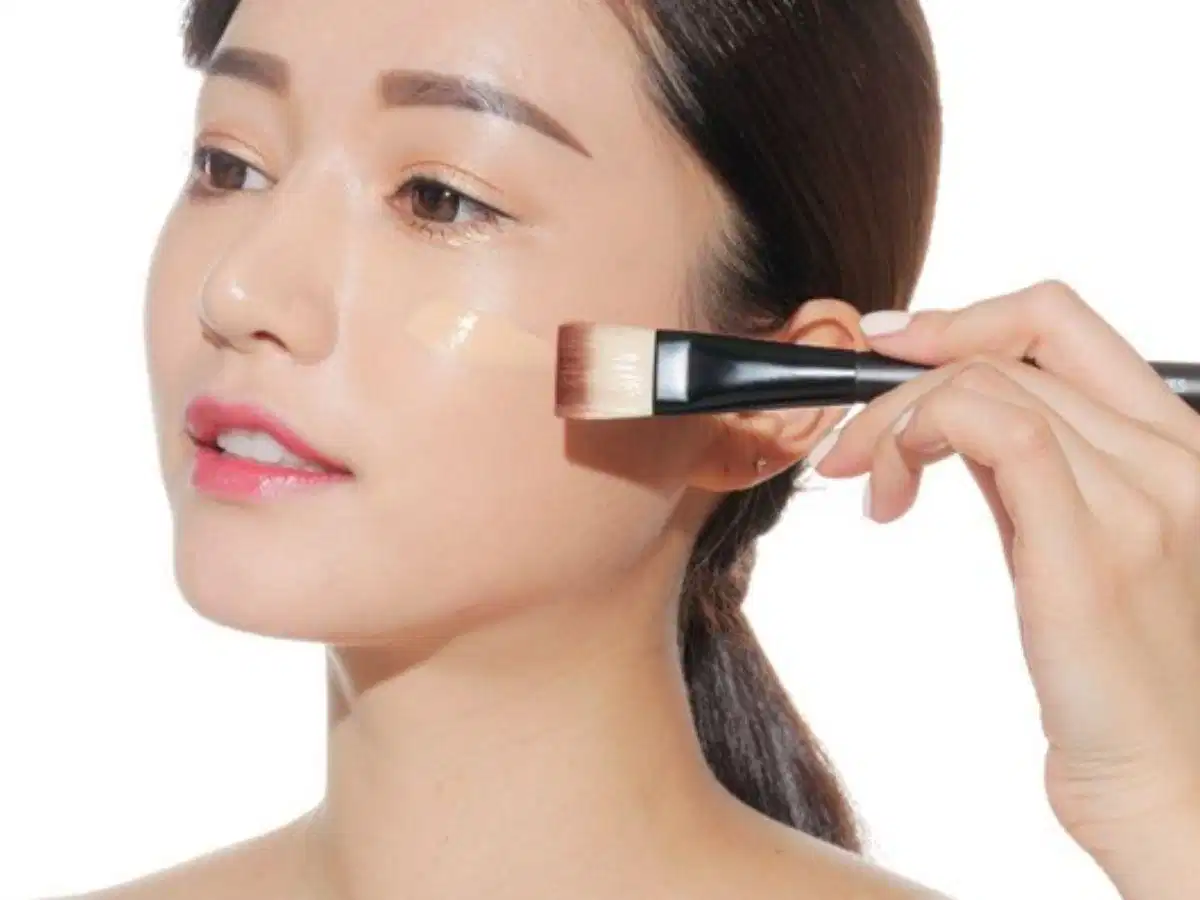 So sánh tính tiện lợi của cushion và kem nền