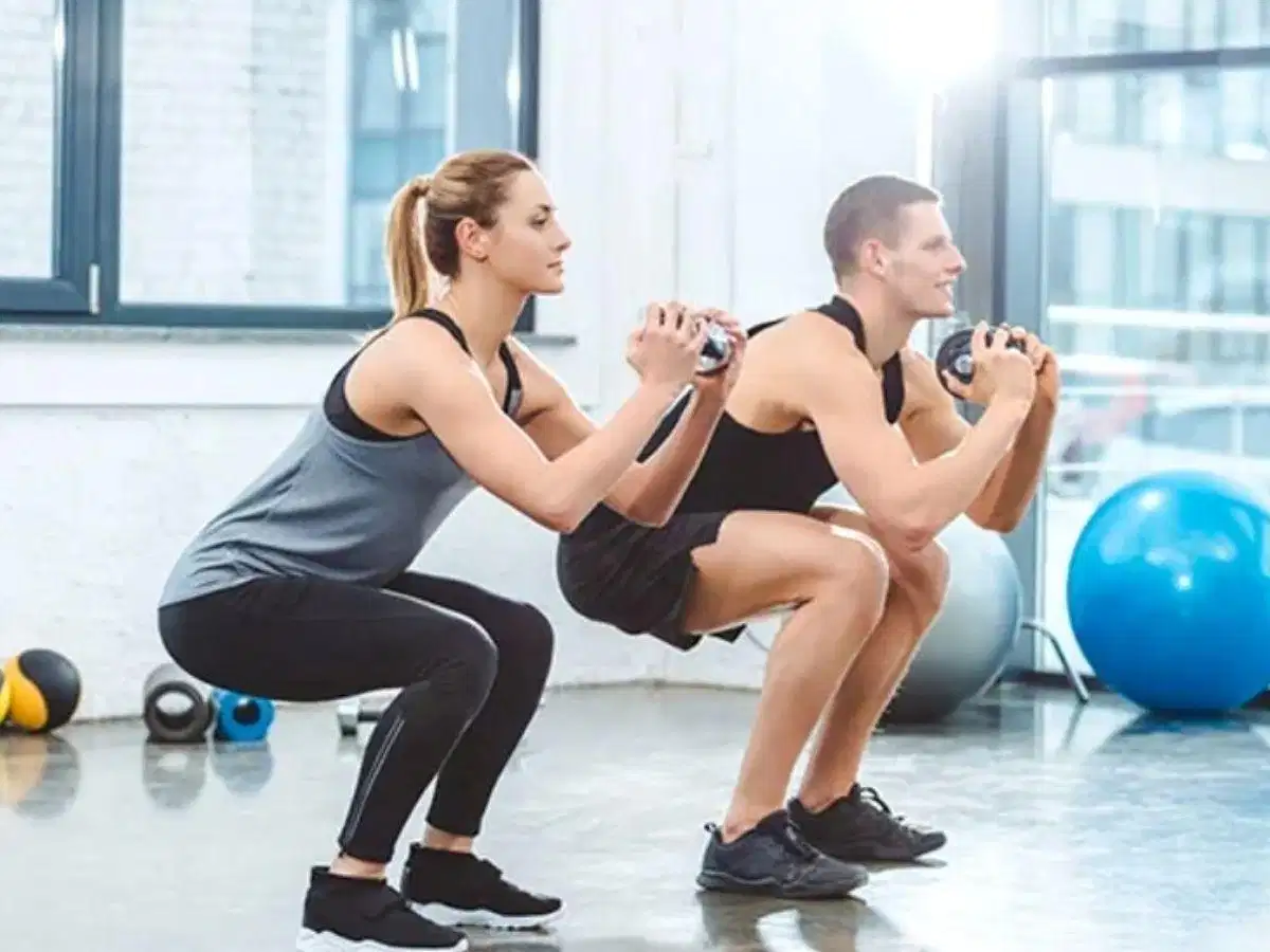Squat giúp làm tăng khối lượng của cơ bắp và nâng cao sức mạnh toàn diện