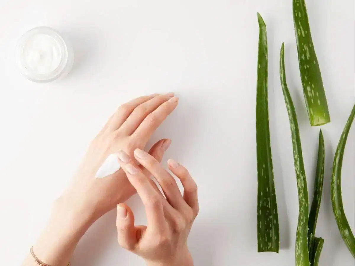 Sử dụng gel nha đam để tẩy vết thuốc nhuộm Minh họa chăm sóc vùng da dính thuốc nhuộm