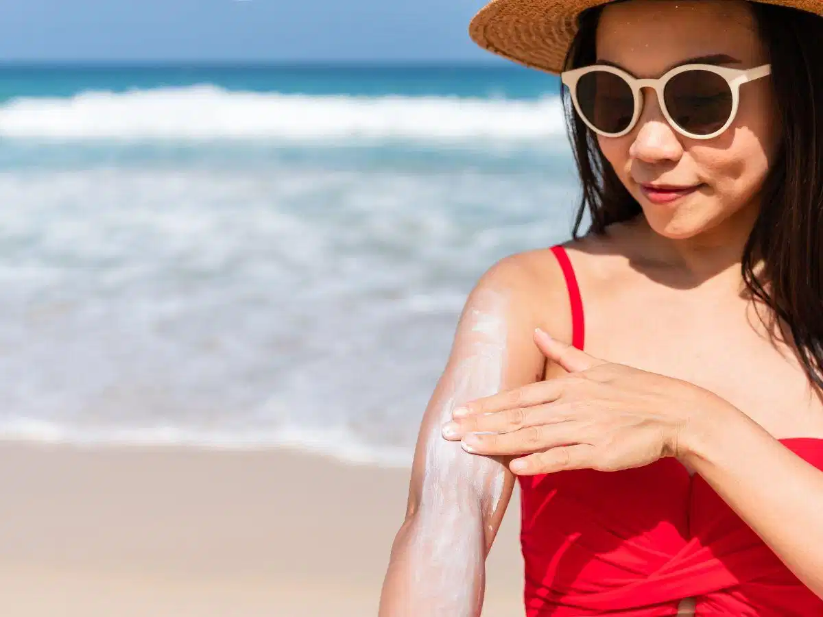 Thoa kem chống nắng cho các vùng da body tiếp xúc ánh nắng