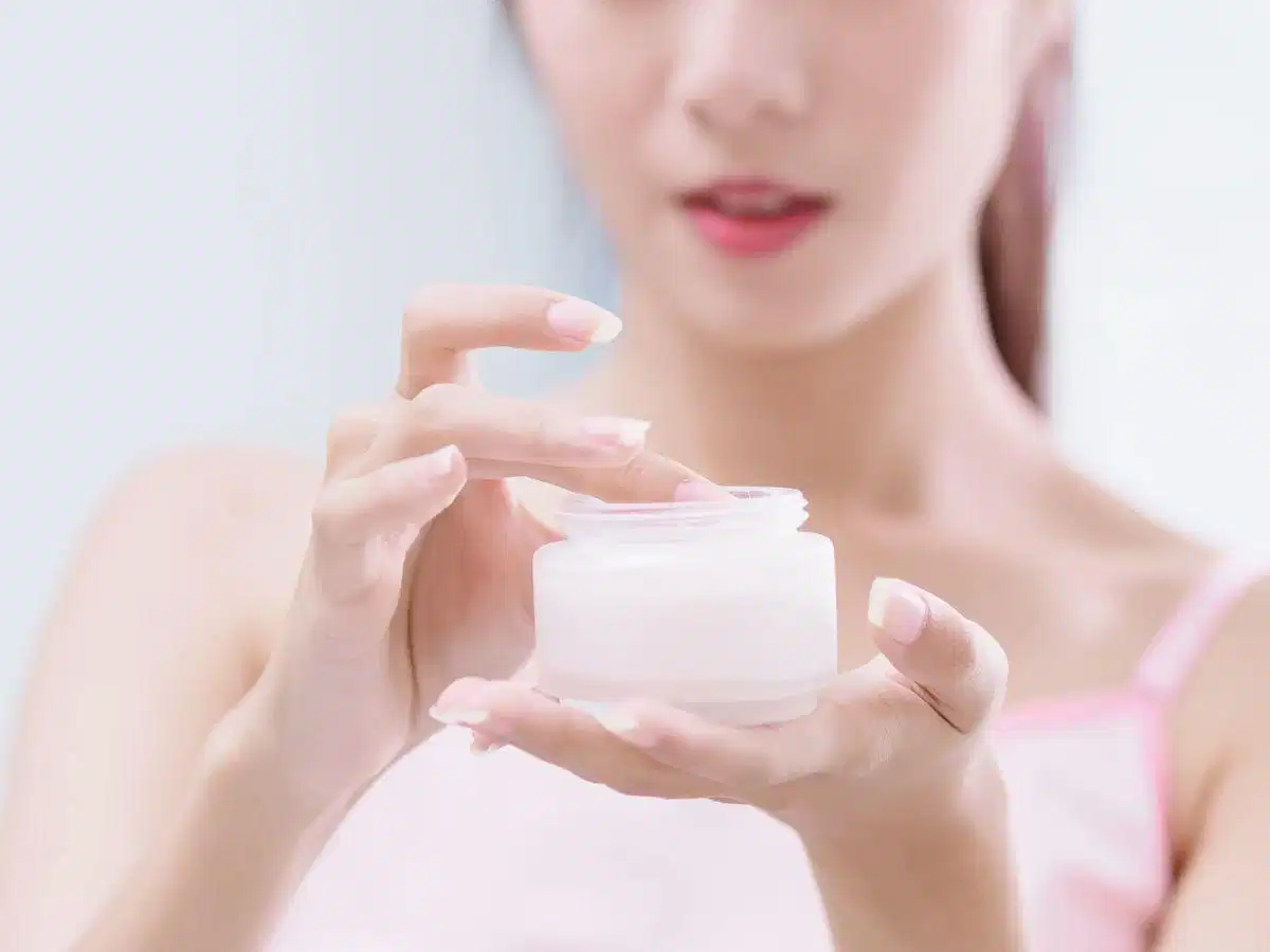 Thoa kem dưỡng ẩm phù hợp với tình trạng da Thoa kem dưỡng ẩm phù hợp với tình trạng da