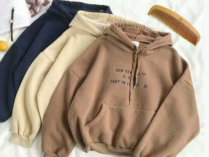 Sử dụng lược răng nhỏ giúp đánh bay những cục bông xù có trên áo hoodie Sử dụng lược răng nhỏ giúp đánh bay những cục bông xù có trên áo hoodie