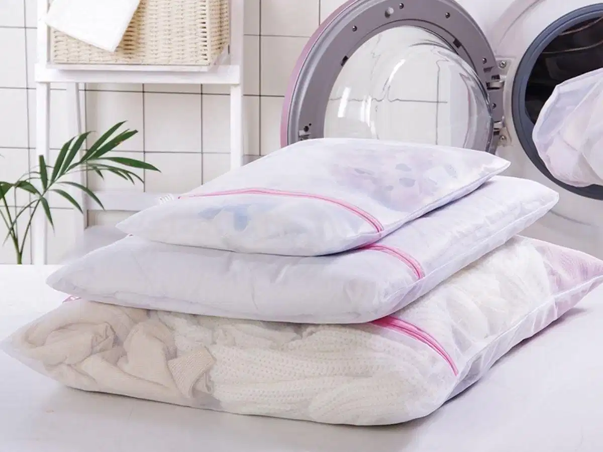 Sử dụng túi giặt cho áo sơ mi trắng nam