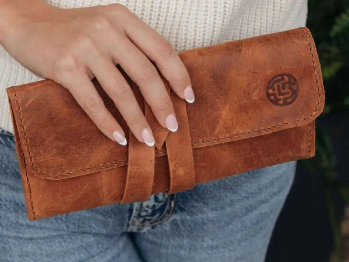 Giá trị tinh thần của đồ da thủ công Sức hấp dẫn của đồ da handmade còn nằm ở giá trị tinh thần mà nó mang lại