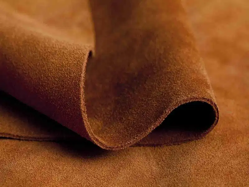 Bề mặt nhung mịn của chất liệu da lộn Suede Leather
