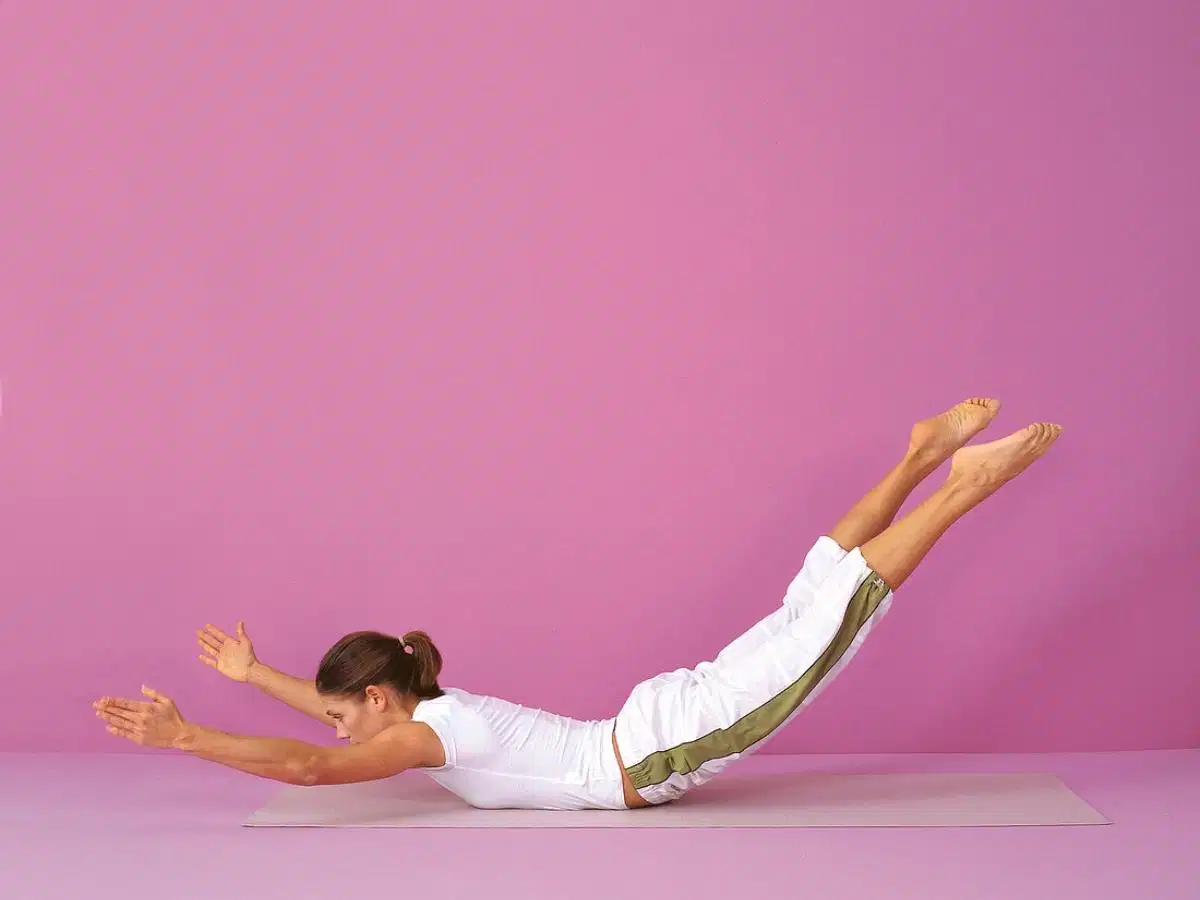 Swan Dive giúp giải tỏa co cứng cho vùng ngực và vai Động tác Swan Dive mở rộng ngực và cột sống