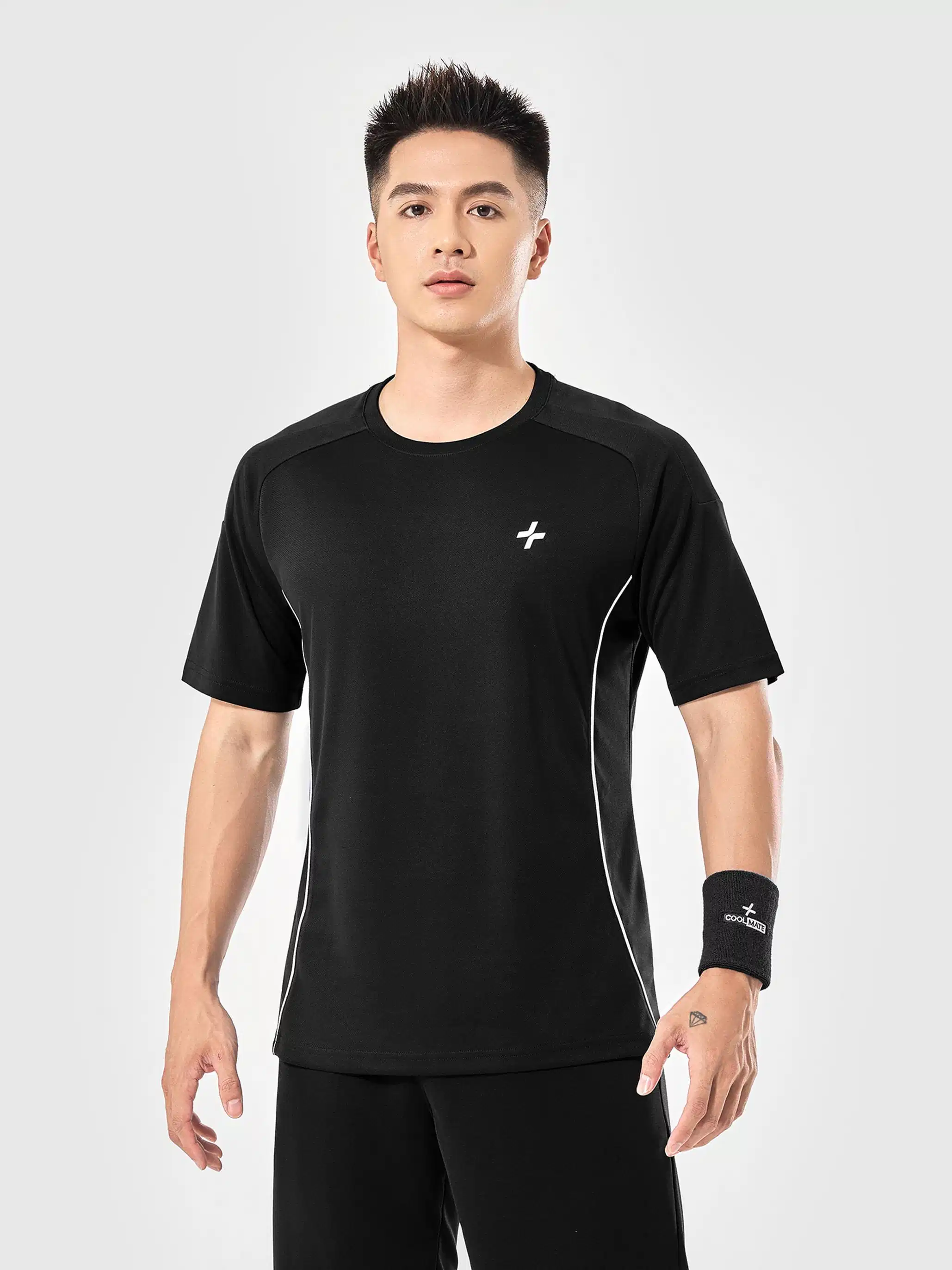 Áo thun thể thao năng động phối phụ kiện kim loại tối giản Áo thun thể thao năng động phối phụ kiện kim loại tối giản