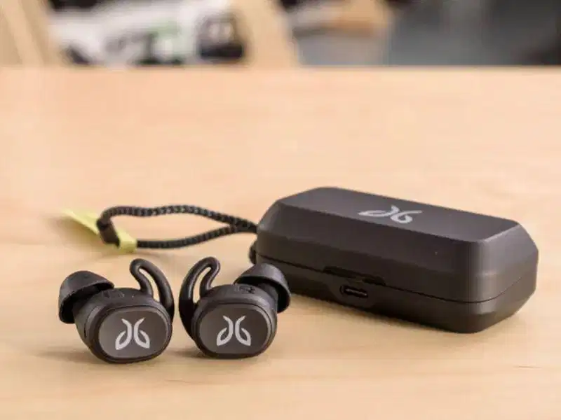 Tai nghe true wireless Tai nghe true wireless nhỏ gọn nằm gọn gàng trên bàn làm việc