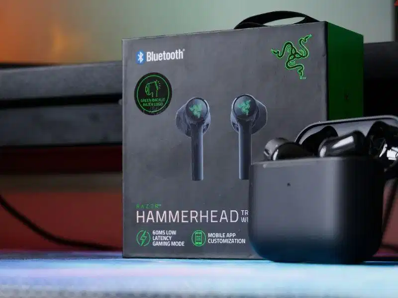 Razer Hammerhead True Wireless X Tai nghe Razer Hammerhead True Wireless X với logo phát sáng xanh đặc trưng