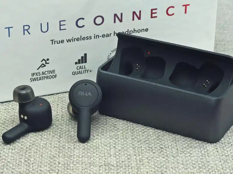RHA TrueConnect Tai nghe RHA TrueConnect với cơ chế xoay hộp sạc độc đáo bằng kim loại