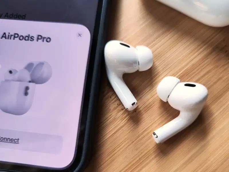 Apple AirPods Tai nghe Apple AirPods với hộp sạc trắng đặc trưng
